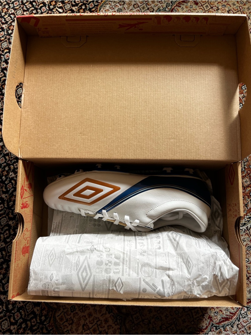 BRAND NEW IN BOX: Umbro White Soccer Cleats with Navy and Gold Accents